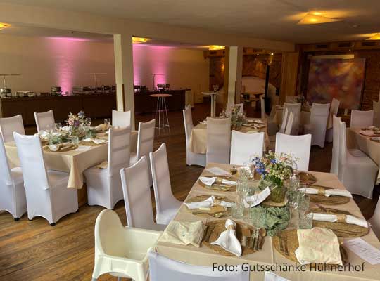 festlich geschmückter Saal im ehemaligen Hühnerhof beim Krimidinner Gründau