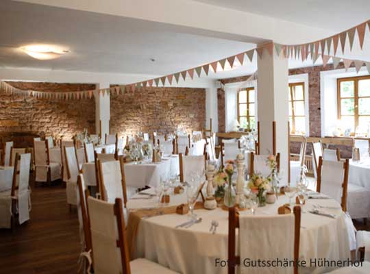 festlich gedeckte Tische mit Girlanden an der Decke beim Krimidinner Gründau