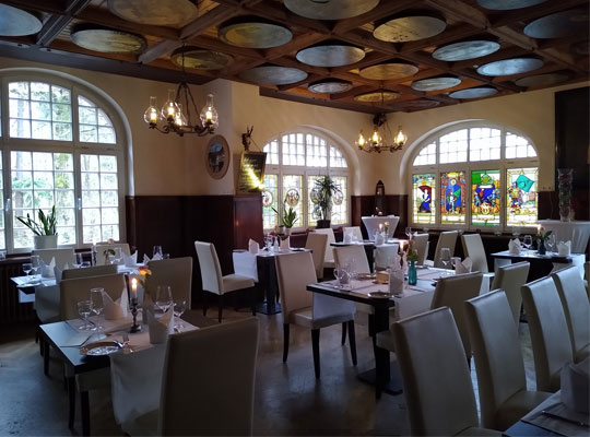 Historischer Speisesaal festlich dekoriert im Restaurant S Kastanie