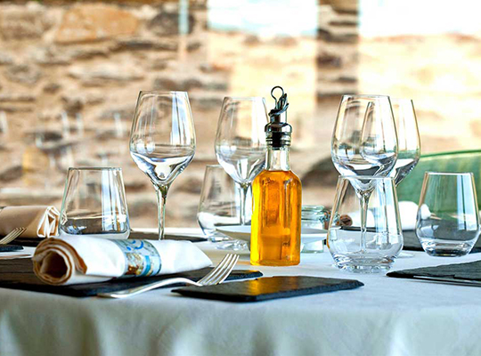 Stilvoll gedeckter Tisch in Naturtönen im Restaurant Alt Hiddenhausen