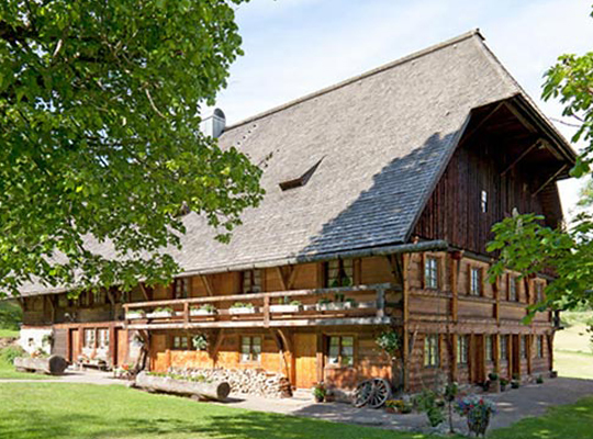 Holzige und rustikale Fassade des in der Natur freistehenden Hensler Hofs