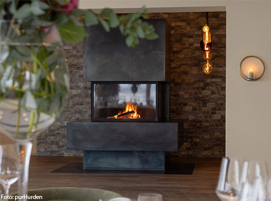 Toller Kamin im purHurden sorgt für stimmungsvolle Atmosphäre.