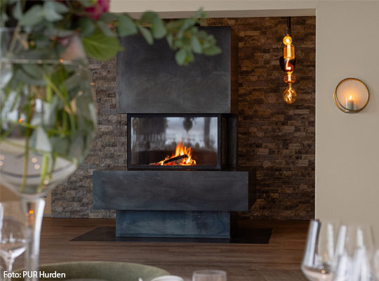 Toller Kamin im PUR Hurden sorgt für stimmungsvolle Atmosphäre.