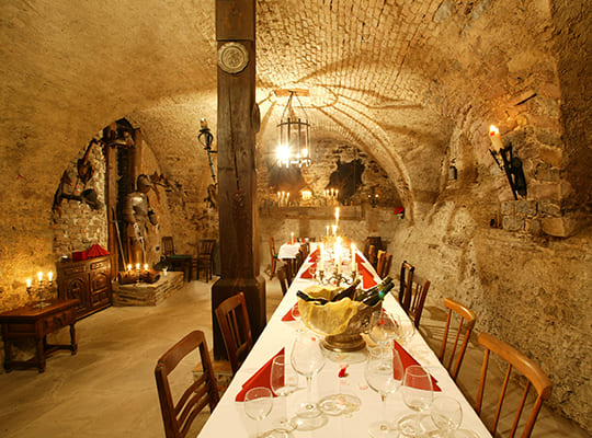 Bereits im 14. Jahrhundert erbauter Gewölbekeller angerichtet für das Kriminal Dinner.