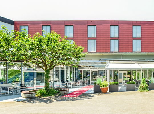 Sonnige Außenansicht der Terrasse des Hotel und Restaurant Fuchsen