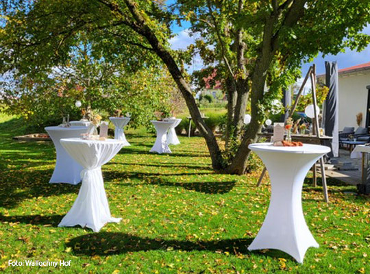 Stehtische im Grünen auf dem Wallochny Hof
