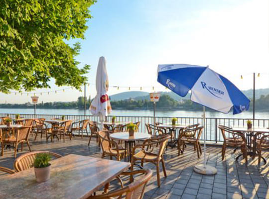 Schöner Terrassenbereich mit gemütlichen Sitzmöglichkeiten und wunderschönem Blick auf den Rhein