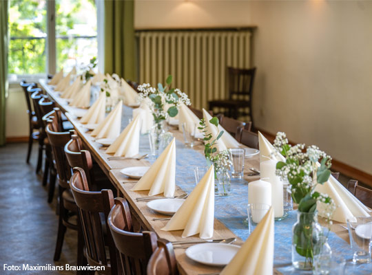 Schön geschmückte Tafel in Maximilians Brauwiesen.