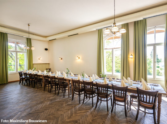 Schöne lange gedeckte Tafel in Maximilians Brauwiesen.