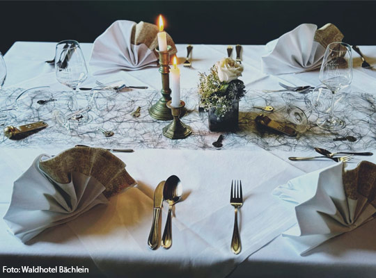 Schön gedeckter Tisch beim Krimidinner im Waldhotel Bächlein