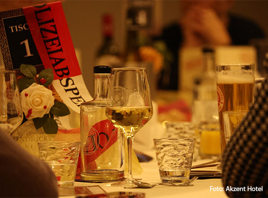 Stilvoll geschmückter Tisch, passend zum Ambiente eines Krimidinners