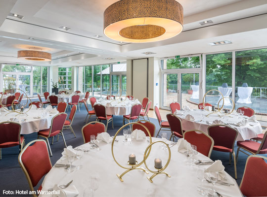 Schön gedeckte Tische im Hotel am Wasserfall in Lingen