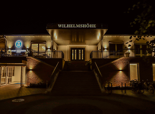 Außenansicht der schön beleuchteten Wilhelmshöhe bei Nacht