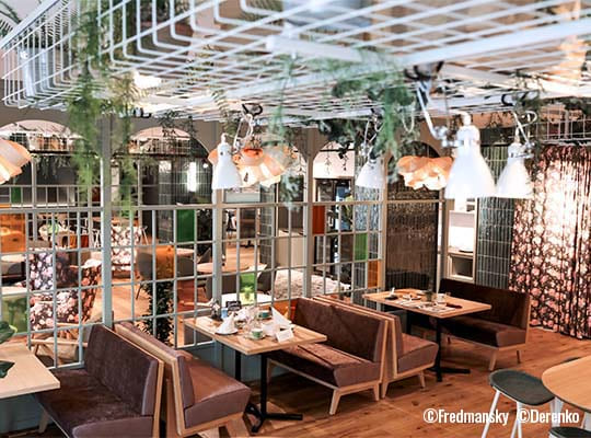 Ein toller Restaurant-Bereich gestaltet wie eine Oase mit Hilfe vieler Pflanzen und toller Sitzgelegenheinten