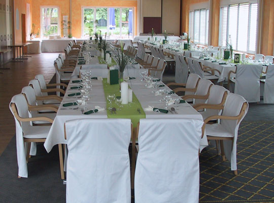 Tischdekoration in Grün und Weiß beim Tatort Löwenstein