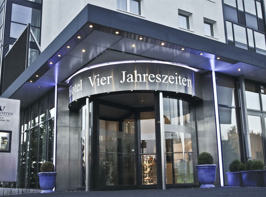 modernes Gebäude mit einladendem Eingangsbreich beim Kriminal Dinner Lübeck