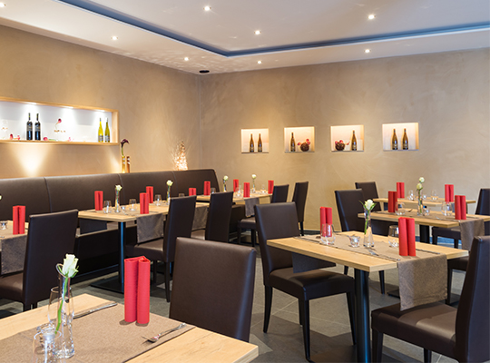Weiße Rosen auf den fein gedeckten Tischen des Cuvees beim Krimidinner Maikammer