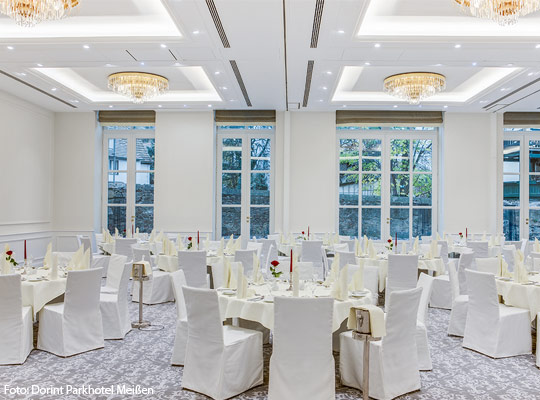 Speisesaal mit toll gedeckten Tischen im Dorint Parkhotel Meißen