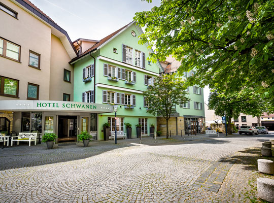 Eingangsbereich des Hotel Schwanen mit großem Schriftzug beim Krimidinner Metzingen