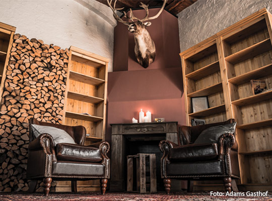 Kaminzimmer mit Trophäe an der Wand beim Krimidinner