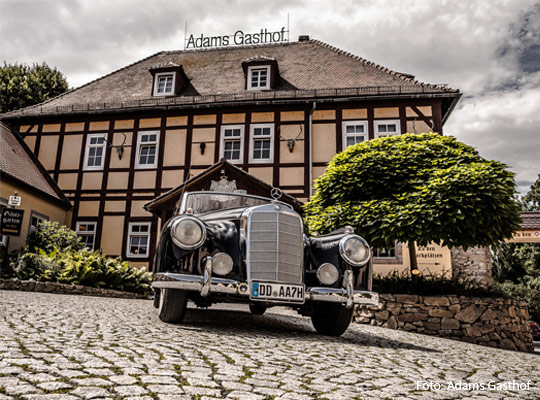 Oldtimer vor Adams Gasthof bei unserem Krimidinner