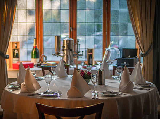 Toll eingerichteter Esstisch im Restaurant Walkmühle vor einem liebevoll dekorierten Fenster.