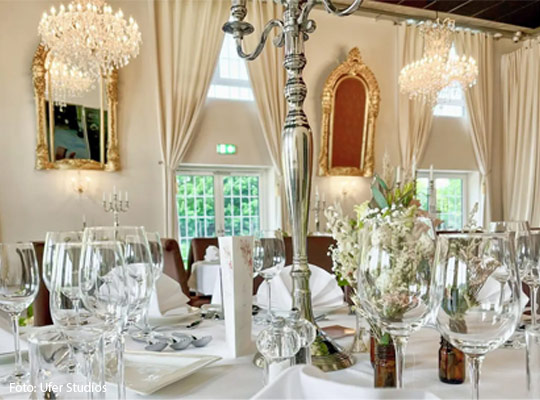 festlich gedeckter Tisch mit großem Kerzenständer für das Krimidinner