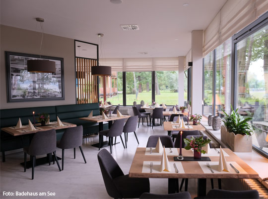 Schöner Innenraum im Badehaus am See.