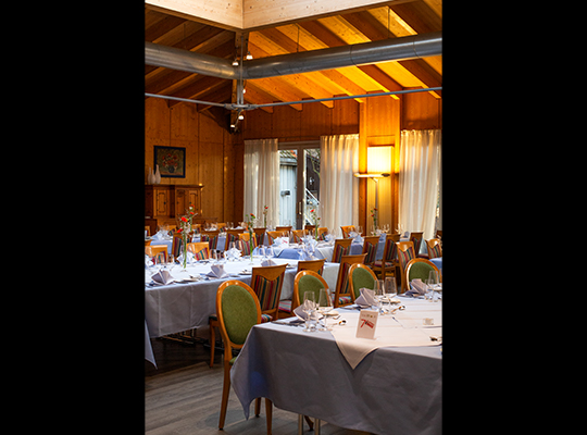 Schön dekorierter Speisesaal mit vielen Sitzgelegenheiten für das Kriminal Dinner.