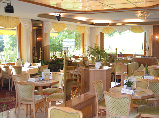 Helle Atmosphäre im gemütlichen Ambiente des Restaurants im Hotel Gassbachtal