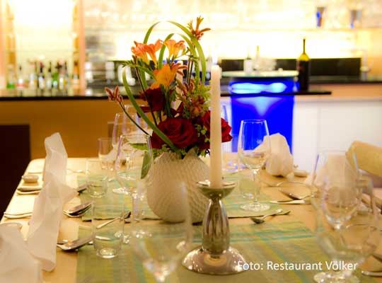 Festlich gedeckter Tisch im Restaurant Völker in Oppenheim beim Krimidinner