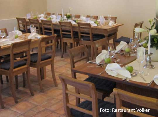 Restaurant Völker, Gastraum in edlem Holz mit fein gedeckten Tischen beim Krimidinner