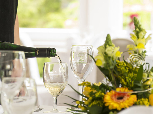 Delikater Weißwein und ein stilvolles Blumengedeck beim Krimidinner Osnarbrück