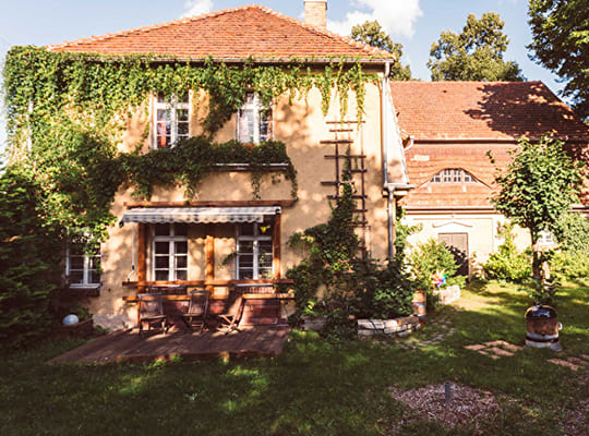 Schöne grüne bewachsene Villa mit großem grünem Garten.