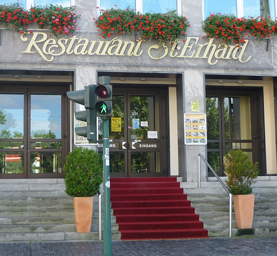 Feierlich geschmückter Eingang mit ausgelegtem Teppich und Pflanzen beim Krimidinner Regensburg