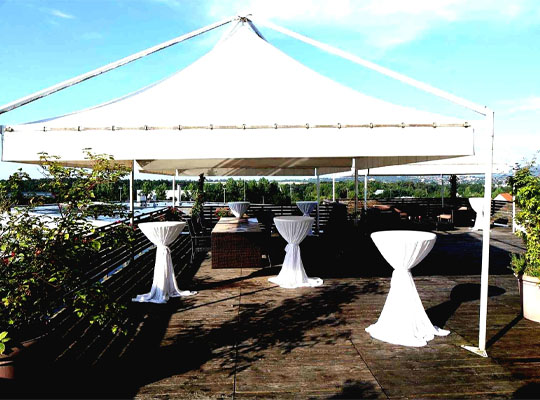 Gartenpavillon im Grünen mit Stehtischen mitten in der Natur