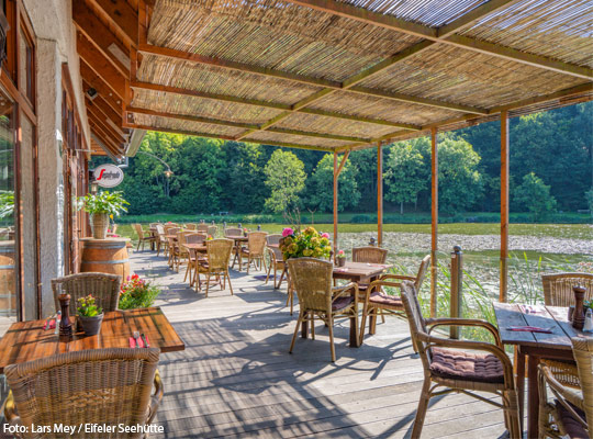 Schöne Außenterasse der Eifeler Seehütte.