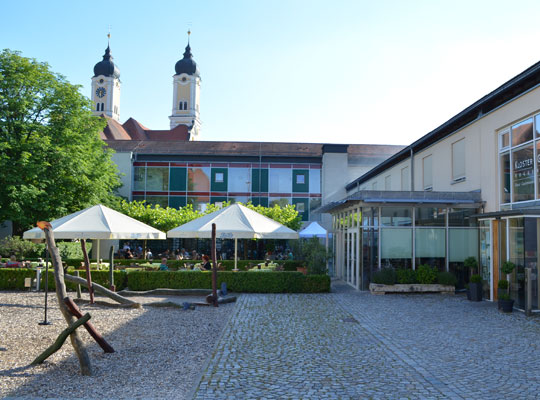 Großer Eingangsbereich mit dem Kloster Roggenburg im Hintergrund - die Location unseres Krimidinner