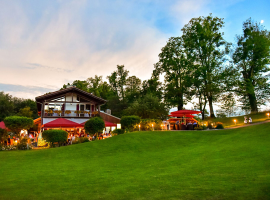 Einladendes Fachwerkhaus auf einem grünen Hang - Restaurant Pfaffenwinkel - Location Krimidinner Starnberg