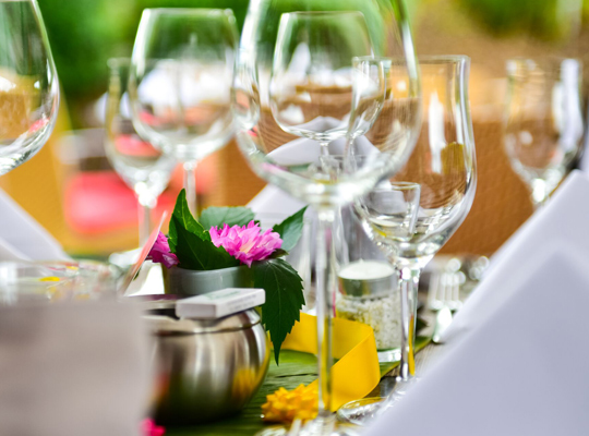 Schön eingedeckter Tisch mit Gläsern und Blumen im Restaurant Pfaffenwinkel - Location Krimidinner Starnberg