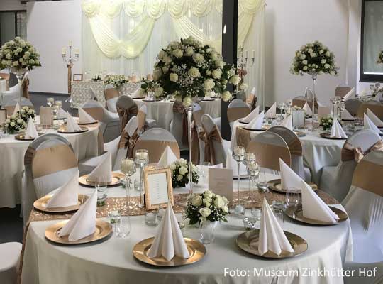 festlich gedeckter Tisch im Museum Zinkhütter Hof beim Krimidinner