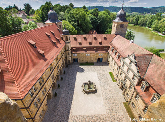 Anblick des Schlosshofs vom Schloss Thurnau.
