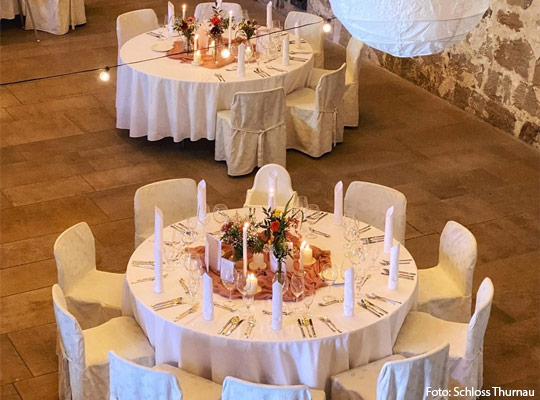 Schön gedeckte Tische im Schloss Thurnau.