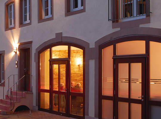 Außenansicht Weinwirtschaft Friedrich Wilhelm mit großen beleuchteten Fenster - unsere Krimidinner Trier Location