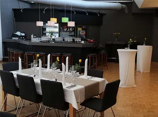 Gedeckter Tisch und hergerichtete Bar für das Krimidinner im Japengo Tübingen