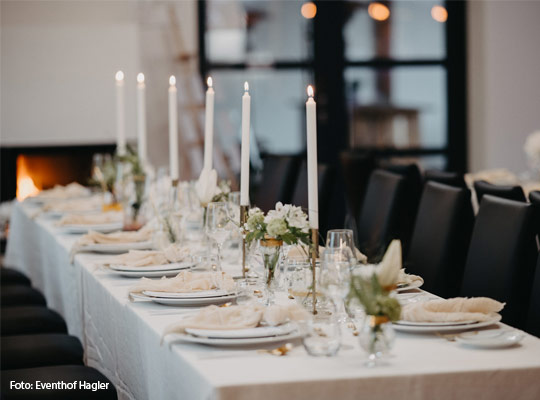 Schön gedeckte Tafel im Eventhof Hagler.