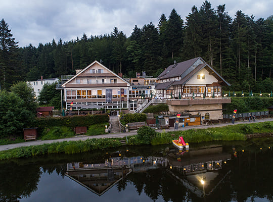 Wundervoller Blick vom Ebnisee auf das schöne Hotel in der Abenddämmerung.