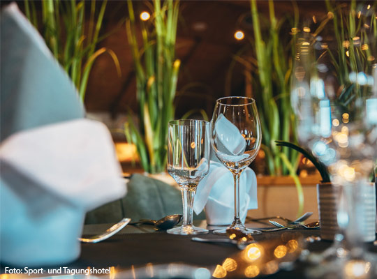 Schöne Nahaufnahme von einem gedeckten Tisch im Sport- und Tagungshotel in Werl.