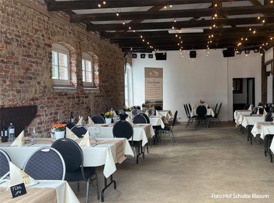 Schön gedeckte Tische im Hof Schulze Blasum