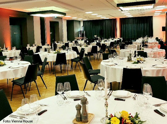 Schön gedeckte Tische im Vienna House in Wetzlar beim Krimidinner.